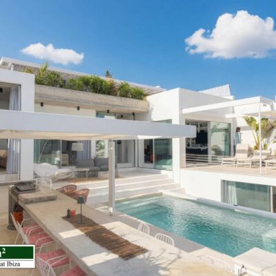 Exceptionally stylish west coast villa with breathtaking sea views